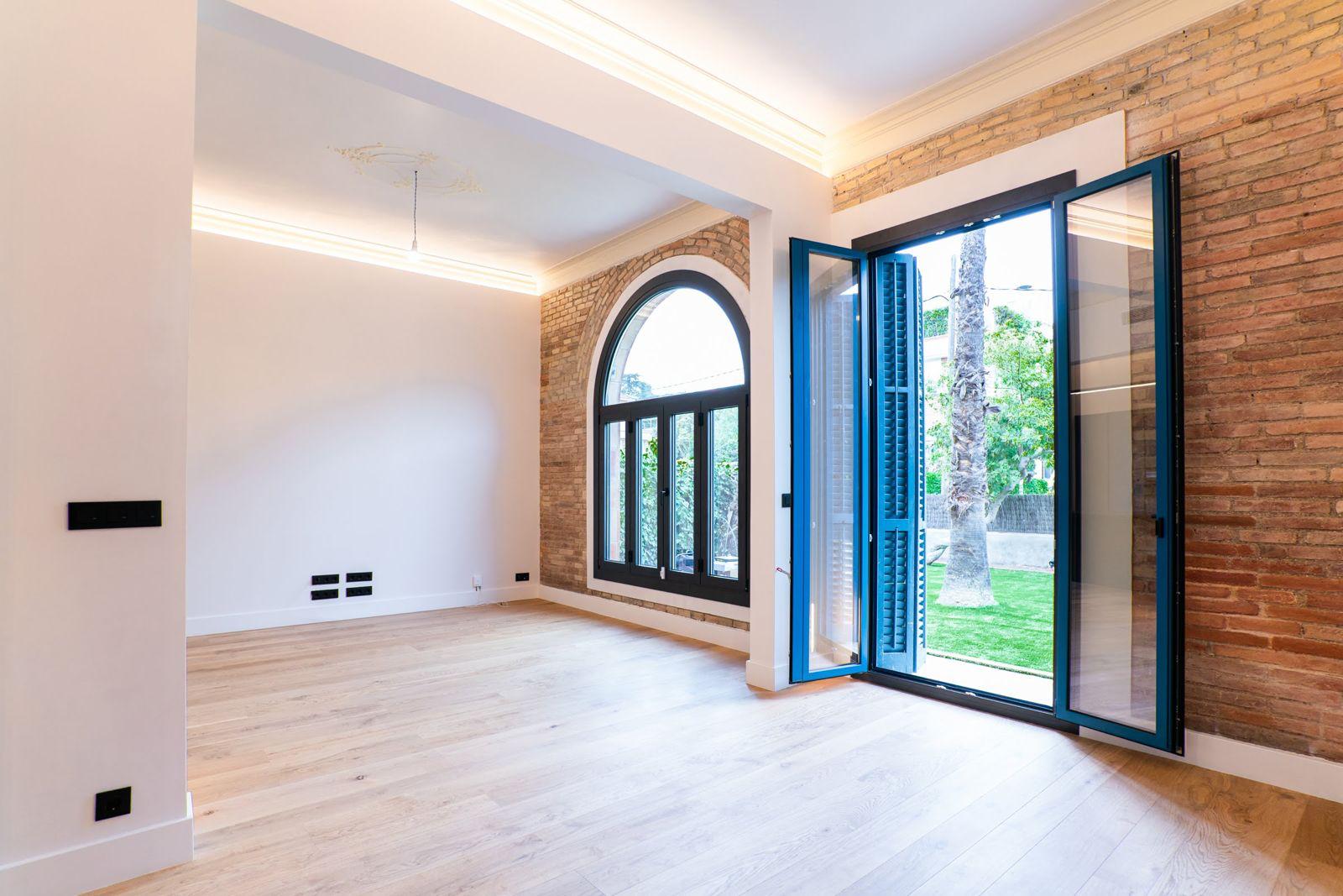 Salon with arched windows overlooking the garden