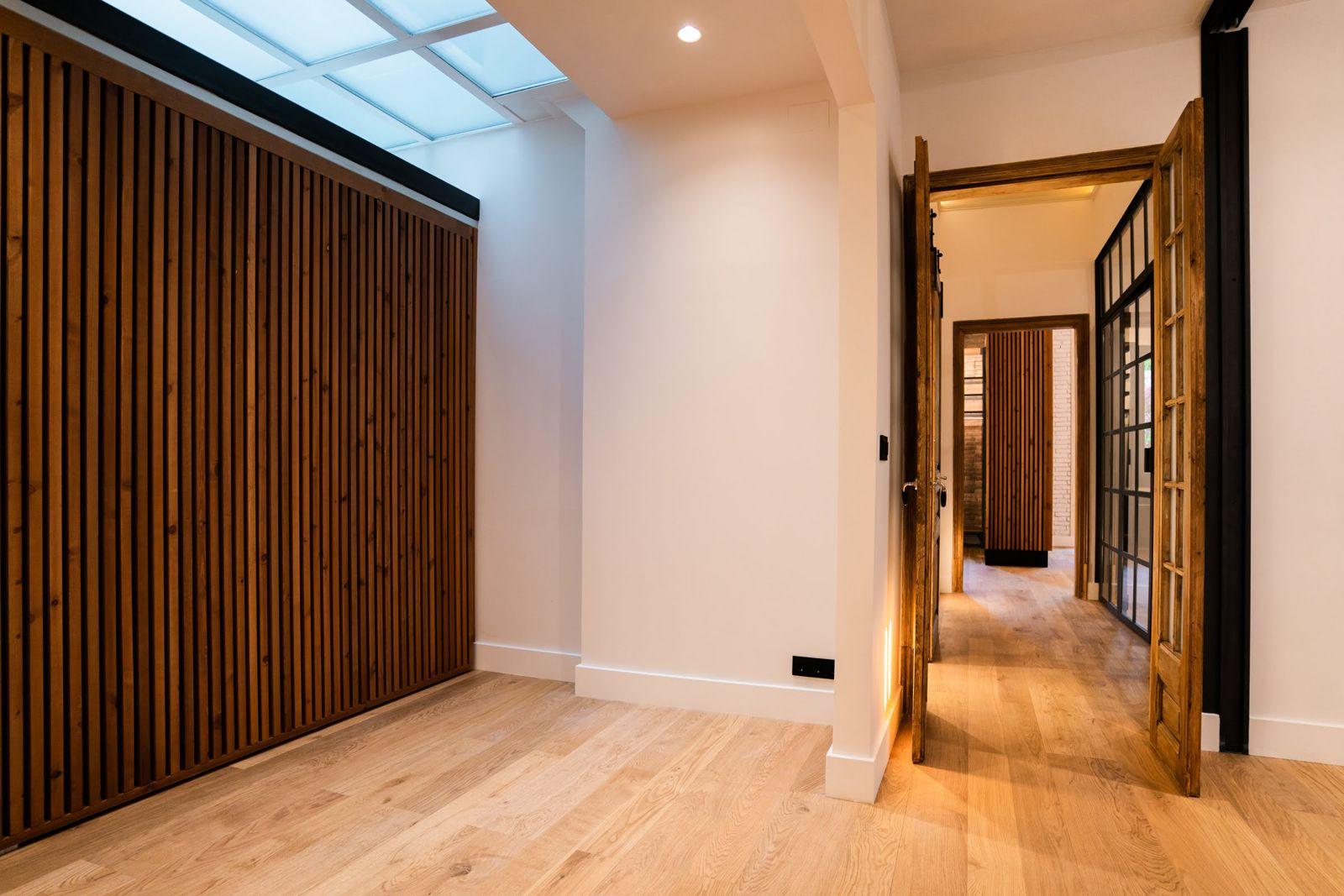 Suite entrance with skylight