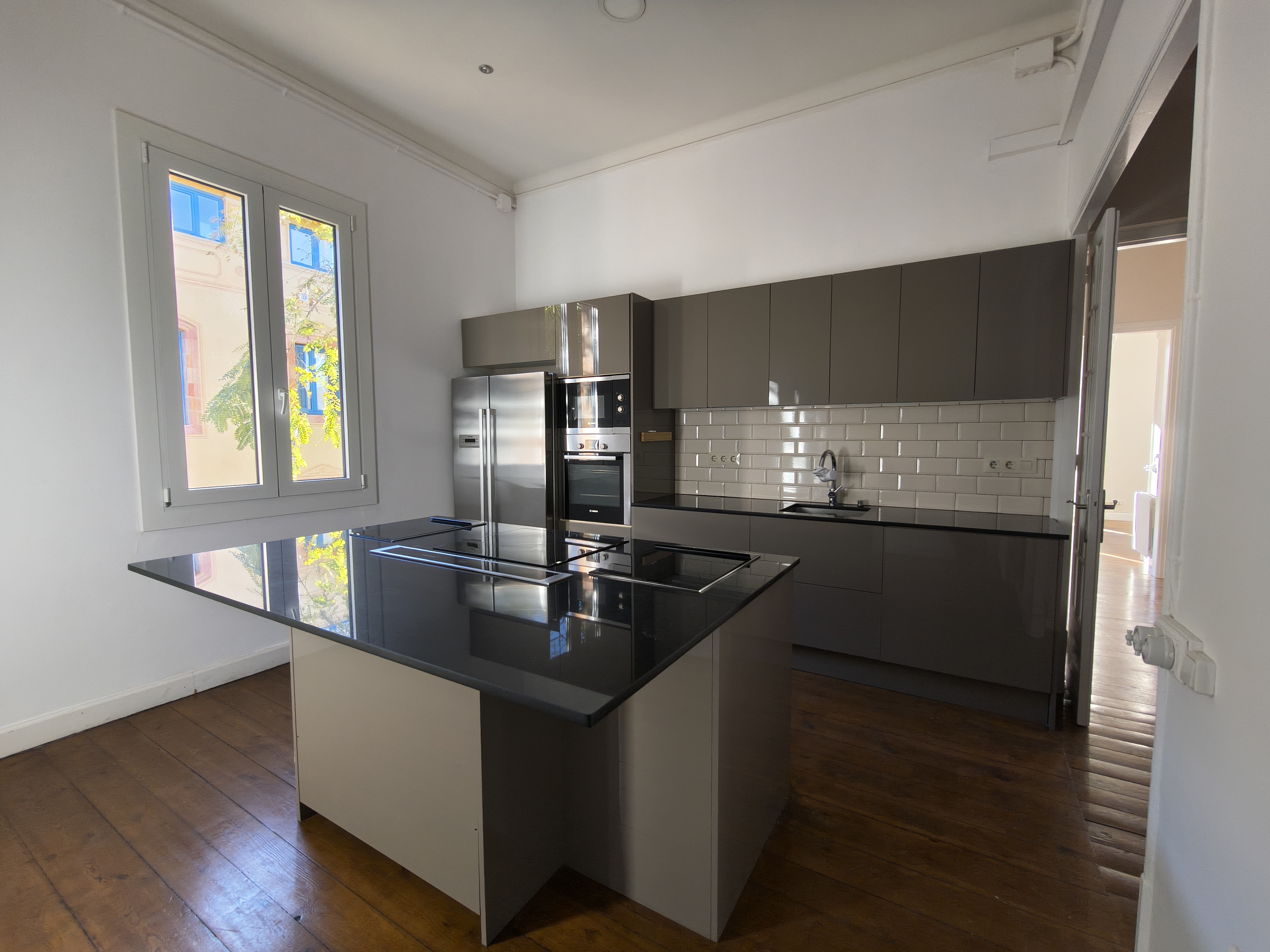 Fully equipped kitchen with island and breakfast bar